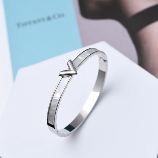 Titanium Steel V-shaped Female Bracelet Ins Special-interest Design Bracelet $24.52 Dana Fashion Color: Silver Women's Accessories Product information: Treatment Process: Electroplating Color: gold, rose gold, silver Material: titanium steel Popular eleme