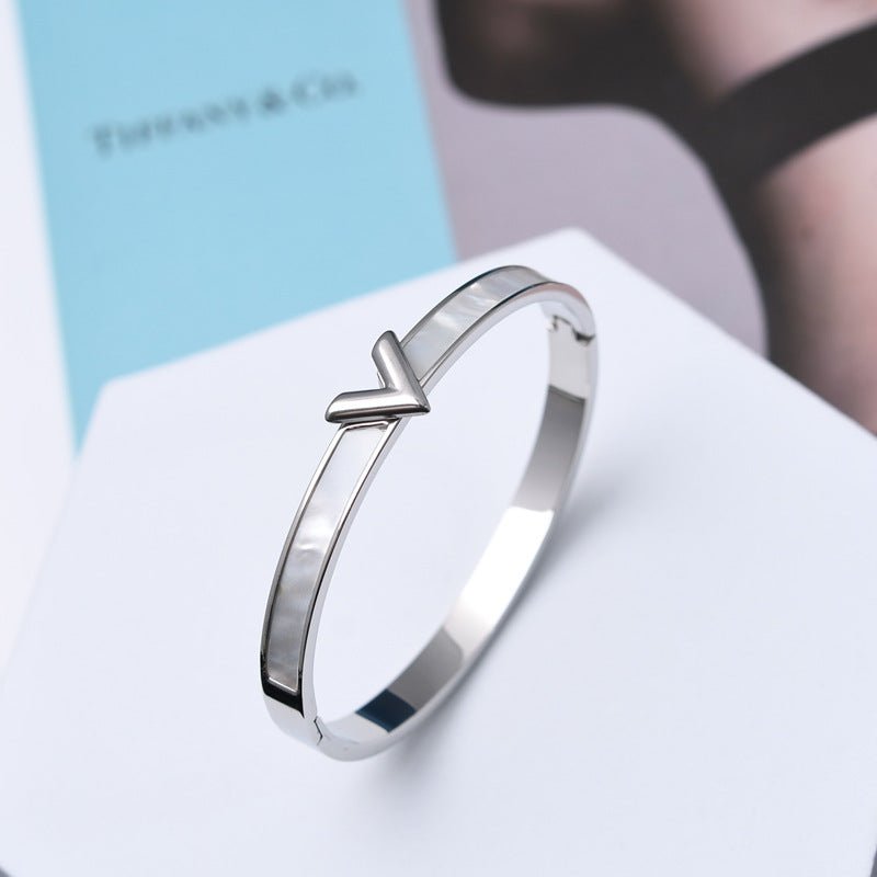 Titanium Steel V-shaped Female Bracelet Ins Special-interest Design Bracelet $24.52 Dana Fashion Color: Silver Women's Accessories Product information: Treatment Process: Electroplating Color: gold, rose gold, silver Material: titanium steel Popular eleme