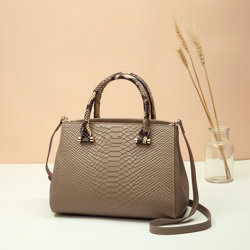 Top Layer Cowhide Leather Ladies Hand Bag $145.00 Dana Fashion Color: Black Women's Bags Product information: Lining texture: Polyester Color: Black, milk tea Leather features: first layer cowhide Hardness: soft Material: genuine leather Suitcase shape: H