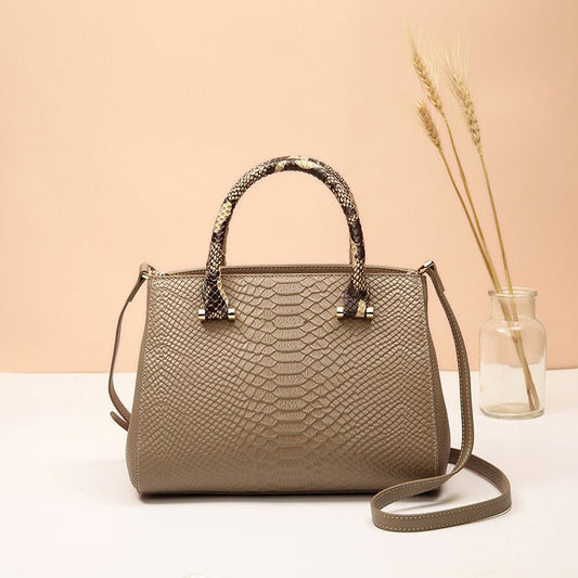 Top Layer Cowhide Leather Ladies Hand Bag $145.00 Dana Fashion Color: Black Women's Bags Product information: Lining texture: Polyester Color: Black, milk tea Leather features: first layer cowhide Hardness: soft Material: genuine leather Suitcase shape: H