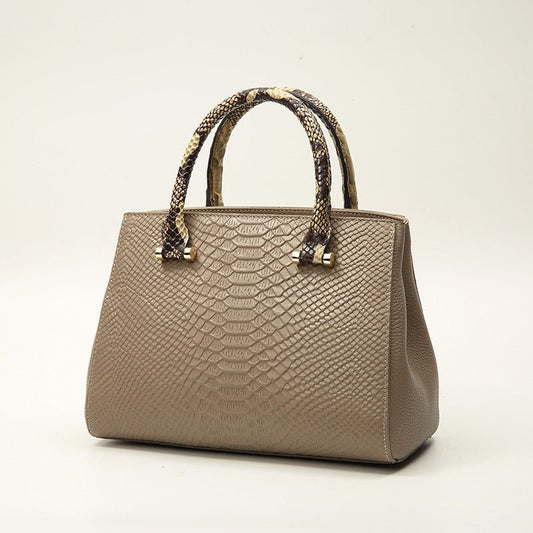 Top Layer Cowhide Leather Ladies Hand Bag $145.00 Dana Fashion Color: Black Women's Bags Product information: Lining texture: Polyester Color: Black, milk tea Leather features: first layer cowhide Hardness: soft Material: genuine leather Suitcase shape: H