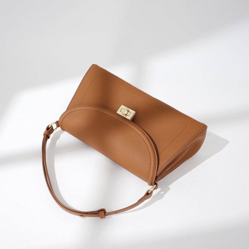 Top Layer Cowhide Leather Portable Underarm Crossbody Bag $119.00 Dana Fashion Color: Black Women's Bags Product information: Lining texture: polyester cotton Color: brown, black, milkshake white, light gray Outer bag type: open pocket Hardness: medium Ma