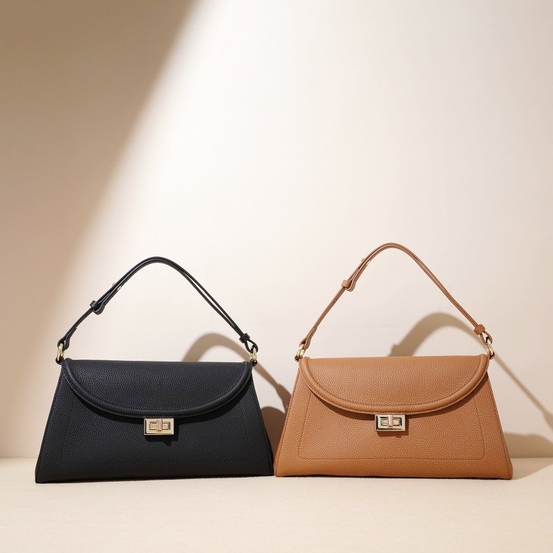 Top Layer Cowhide Leather Portable Underarm Crossbody Bag $119.00 Dana Fashion Color: Black Women's Bags Product information: Lining texture: polyester cotton Color: brown, black, milkshake white, light gray Outer bag type: open pocket Hardness: medium Ma