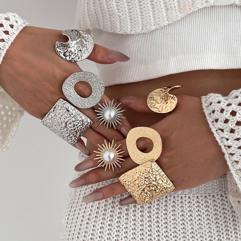 Twin Style Alloy Pleated Square Ring $13.21 Dana Fashion Color: 01 Light Gold Ring 0882 Women's Accessories Product information: Type: Ring, ring Treatment Process: Electroplating Color: 01 light gold ring 0882,01 White k circle 0882,02 light gold ring 08