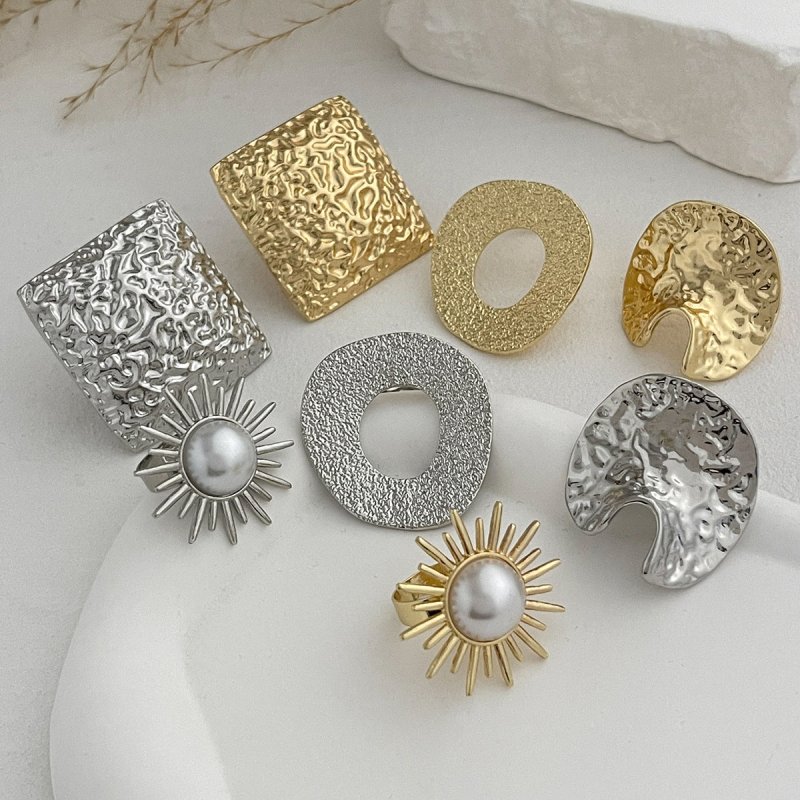 Twin Style Alloy Pleated Square Ring $13.21 Dana Fashion Color: 01 Light Gold Ring 0882 Women's Accessories Product information: Type: Ring, ring Treatment Process: Electroplating Color: 01 light gold ring 0882,01 White k circle 0882,02 light gold ring 08
