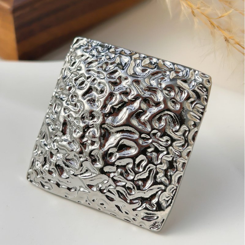 Twin Style Alloy Pleated Square Ring $15.09 Dana Fashion Color: 04 White K Ring 0856 Women's Accessories Product information: Type: Ring, ring Treatment Process: Electroplating Color: 01 light gold ring 0882,01 White k circle 0882,02 light gold ring 0891,