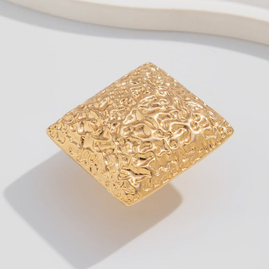 Twin Style Alloy Pleated Square Ring $15.09 Dana Fashion Color: 04 Light Gold Ring 0856 Women's Accessories Product information: Type: Ring, ring Treatment Process: Electroplating Color: 01 light gold ring 0882,01 White k circle 0882,02 light gold ring 08