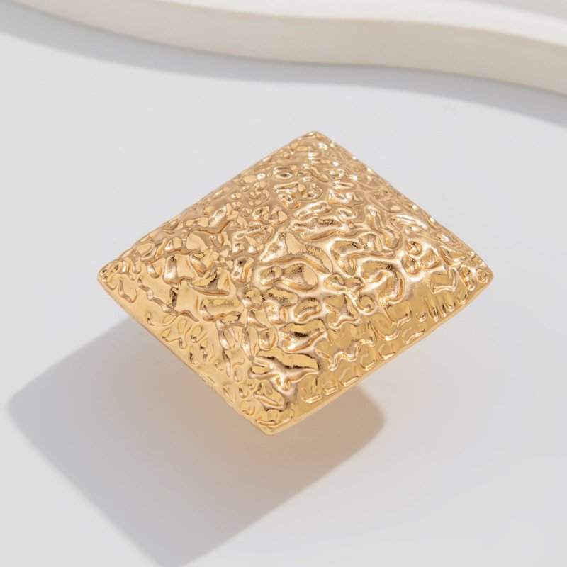 Twin Style Alloy Pleated Square Ring $15.09 Dana Fashion Color: 04 Light Gold Ring 0856 Women's Accessories Product information: Type: Ring, ring Treatment Process: Electroplating Color: 01 light gold ring 0882,01 White k circle 0882,02 light gold ring 08