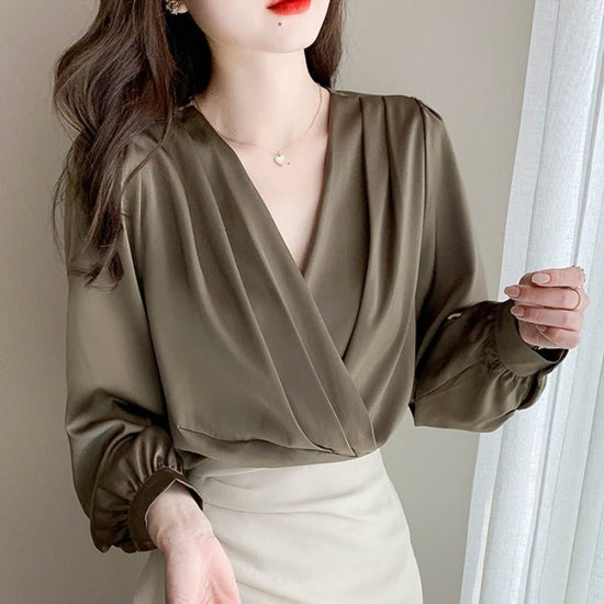 V-neck Satin Long-sleeved Shirt Women's Professional Bottoming Shirt $50.00 Dana Fashion Color: Black Size: 2XL Women's clothing Product information: Color: white, black, khaki Sleeve type: regular sleeve Main fabric composition: Polyester Fiber (polyeste