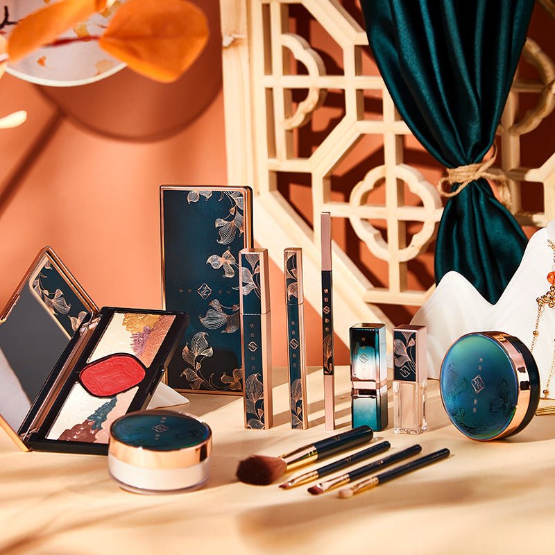 Valentine's Day Birthday Gift Antique Carved Lipstick With Brush $159.00 Dana Fashion Color: Makeup Gift Box makeup Product information : Efficacy: Concealer, Modification Specifications: normal specifications Model: Sotilan Love To Rhyme Makeup Gift Box