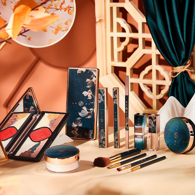 Valentine's Day Birthday Gift Antique Carved Lipstick With Brush $159.00 Dana Fashion Color: Makeup Gift Box makeup Product information : Efficacy: Concealer, Modification Specifications: normal specifications Model: Sotilan Love To Rhyme Makeup Gift Box