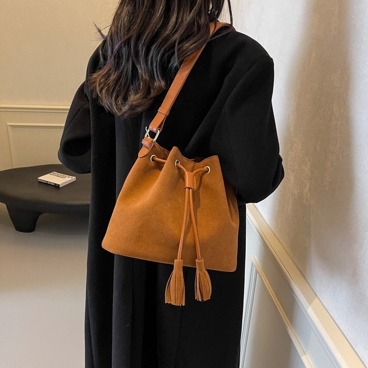 Versatile Personality Shoulder Messenger Bag Fashion Simple $49.60 Dana Fashion Color: Brown Women's Bags Product information: Lining texture: synthetic leather Applicable scenario: Daily configuration Color: wine red, black, brown, brown Material: PU Sui