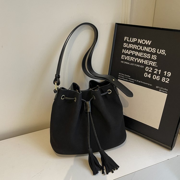 Versatile Personality Shoulder Messenger Bag Fashion Simple $49.60 Dana Fashion Color: Black Women's Bags Product information: Lining texture: synthetic leather Applicable scenario: Daily configuration Color: wine red, black, brown, brown Material: PU Sui