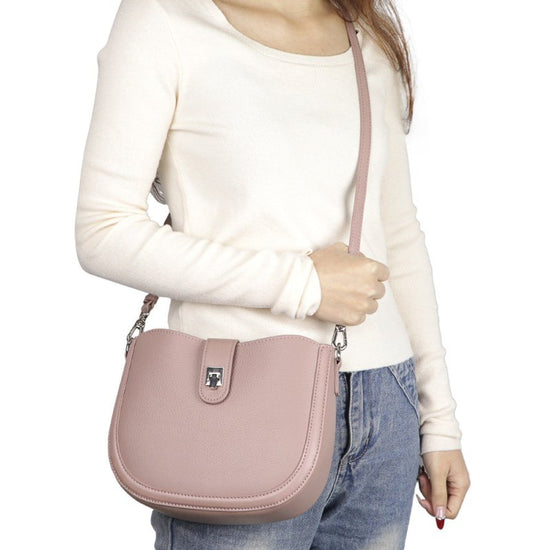 Vintage Saddle Women's Shoulder Messenger Bag $55.00 Dana Fashion Color: Black Women's Bags Product information: Lining texture: Polyester Color: black, pink, khaki, windbreaker Gray, wine purple Leather features: first layer cowhide Material: genuine lea