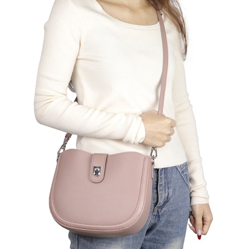Vintage Saddle Women's Shoulder Messenger Bag $55.00 Dana Fashion Color: Black Women's Bags Product information: Lining texture: Polyester Color: black, pink, khaki, windbreaker Gray, wine purple Leather features: first layer cowhide Material: genuine lea