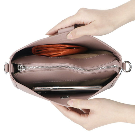 Vintage Saddle Women's Shoulder Messenger Bag $55.00 Dana Fashion Color: Black Women's Bags Product information: Lining texture: Polyester Color: black, pink, khaki, windbreaker Gray, wine purple Leather features: first layer cowhide Material: genuine lea