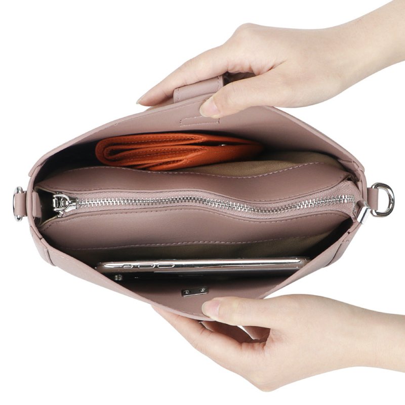Vintage Saddle Women's Shoulder Messenger Bag $55.00 Dana Fashion Color: Black Women's Bags Product information: Lining texture: Polyester Color: black, pink, khaki, windbreaker Gray, wine purple Leather features: first layer cowhide Material: genuine lea