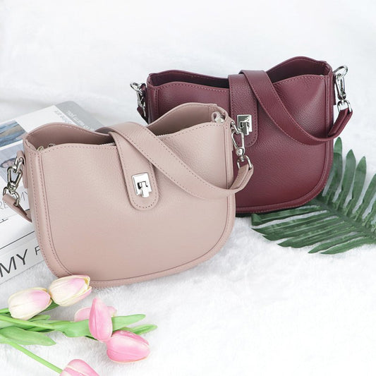 Vintage Saddle Women's Shoulder Messenger Bag $55.00 Dana Fashion Color: Black Women's Bags Product information: Lining texture: Polyester Color: black, pink, khaki, windbreaker Gray, wine purple Leather features: first layer cowhide Material: genuine lea