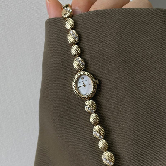 Watch With High Aesthetic Appeal And Retro Style $139.00 Dana Fashion Color: Golden White Women's Accessories Product information: Dial diameter: 16mm Dial thickness: 7mm Display mode: pointer Shape: round Watch mirror material: mineral reinforced glass m