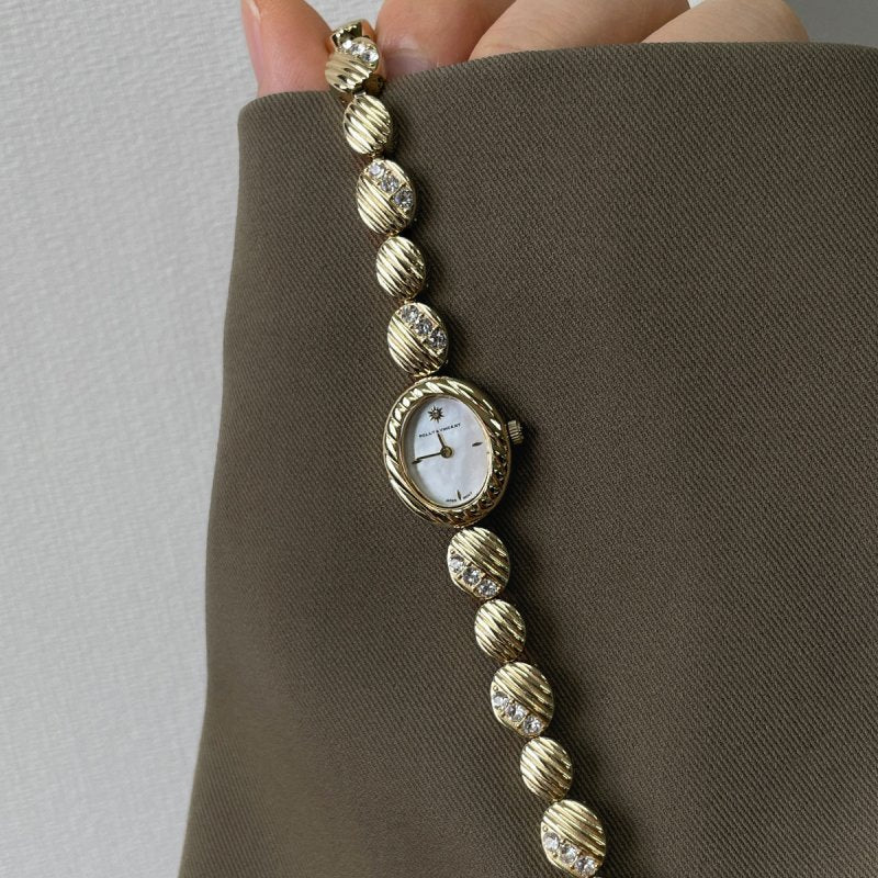 Watch With High Aesthetic Appeal And Retro Style $139.00 Dana Fashion Color: Golden White Women's Accessories Product information: Dial diameter: 16mm Dial thickness: 7mm Display mode: pointer Shape: round Watch mirror material: mineral reinforced glass m