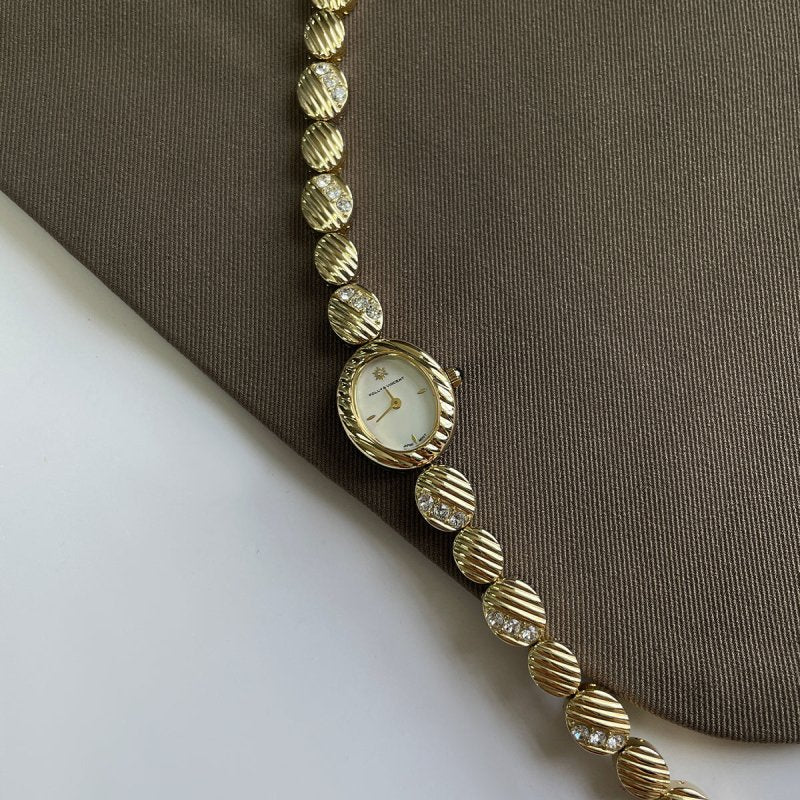 Watch With High Aesthetic Appeal And Retro Style $139.00 Dana Fashion Color: Golden White Women's Accessories Product information: Dial diameter: 16mm Dial thickness: 7mm Display mode: pointer Shape: round Watch mirror material: mineral reinforced glass m