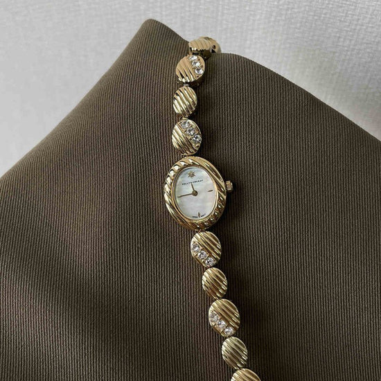 Watch With High Aesthetic Appeal And Retro Style $139.00 Dana Fashion Color: Golden White Women's Accessories Product information: Dial diameter: 16mm Dial thickness: 7mm Display mode: pointer Shape: round Watch mirror material: mineral reinforced glass m