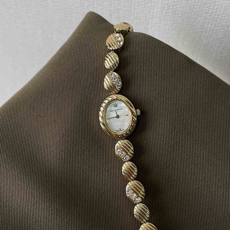 Watch With High Aesthetic Appeal And Retro Style $139.00 Dana Fashion Color: Golden White Women's Accessories Product information: Dial diameter: 16mm Dial thickness: 7mm Display mode: pointer Shape: round Watch mirror material: mineral reinforced glass m