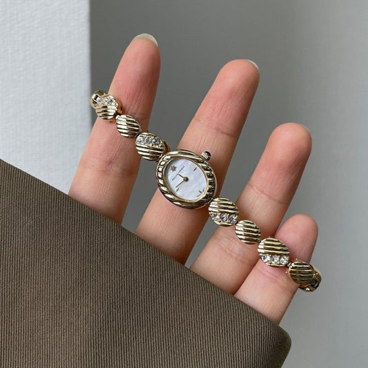 Watch With High Aesthetic Appeal And Retro Style $139.00 Dana Fashion Color: Golden White Women's Accessories Product information: Dial diameter: 16mm Dial thickness: 7mm Display mode: pointer Shape: round Watch mirror material: mineral reinforced glass m