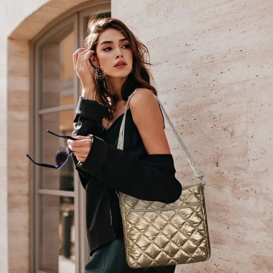 Waterproof Nylon Crossbody Bag Outdoor Waterproof Multi-purpose Package $24.99 Dana Fashion Color: Black Women's Bags Product information: Lining texture: Polyester Applicable scenario: leisure travel Color: gold (in stock), Black (in stock) Outer bag typ