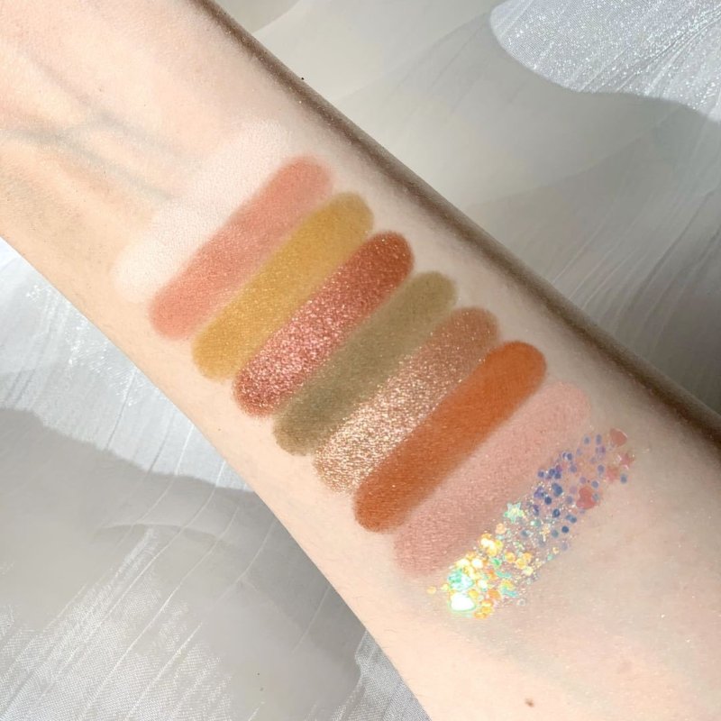 Waterproof powder, pearl light eye shadow $16.44 Dana Fashion Color: Red makeup Color: 18 Color number: 8 colors and above Model: MUGE LEEN18 color eye shadow disc Special purpose cosmetics: no Suitable skin type: General Efficacy: modification