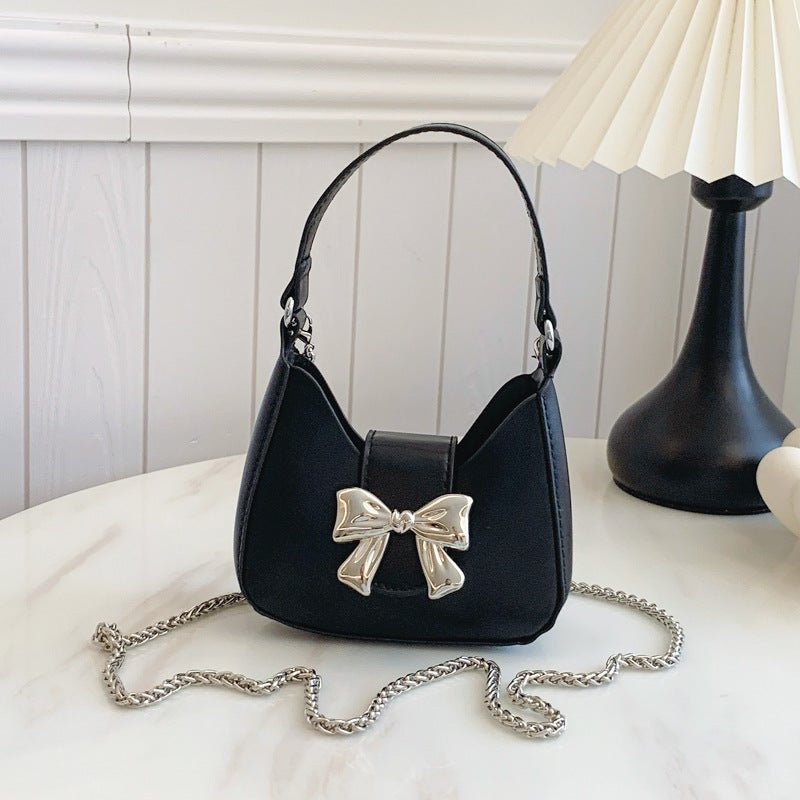 Western Style Niche Messenger Fashion Shoulder Underarm New Moon Bag $20.90 Dana Fashion Color: Black Women's Bags Product information: Lining texture: synthetic leather Applicable scenario: Daily matching Color: black, silver, red, beige Outer bag type:
