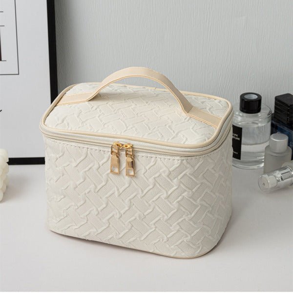 White Large Capacity Portable Travel Makeup Bag $43.99 Dana Fashion Color: White Women's Bags Separate Brushes Compartment - Travel makeup bagcomes with a separate space to hold your brushes andprotect them from dust. Good travel makeup bags for women.Hig