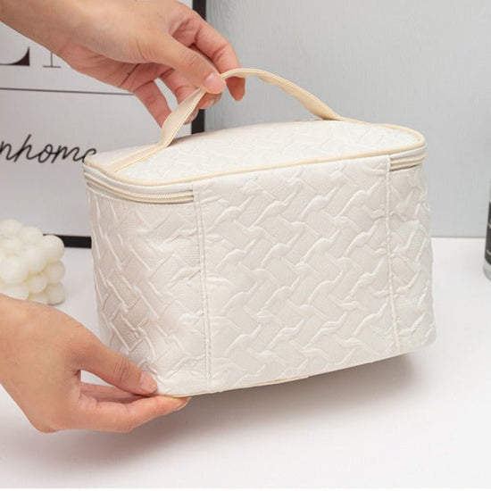 White Large Capacity Portable Travel Makeup Bag $43.99 Dana Fashion Color: White Women's Bags Separate Brushes Compartment - Travel makeup bagcomes with a separate space to hold your brushes andprotect them from dust. Good travel makeup bags for women.Hig