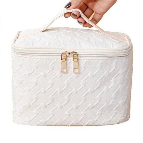 White Large Capacity Portable Travel Makeup Bag $43.99 Dana Fashion Color: White Women's Bags Separate Brushes Compartment - Travel makeup bagcomes with a separate space to hold your brushes andprotect them from dust. Good travel makeup bags for women.Hig