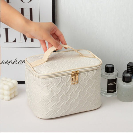 White Large Capacity Portable Travel Makeup Bag $43.99 Dana Fashion Color: White Women's Bags Separate Brushes Compartment - Travel makeup bagcomes with a separate space to hold your brushes andprotect them from dust. Good travel makeup bags for women.Hig