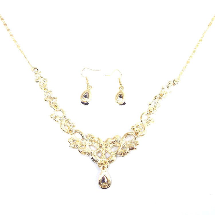 Wild clavicle chain $20.00 Dana Fashion Color: Gold Women's Accessories Style: European and American Material: Alloy Treatment process: electroplating Type: Necklace Style: Women's Modeling: bow