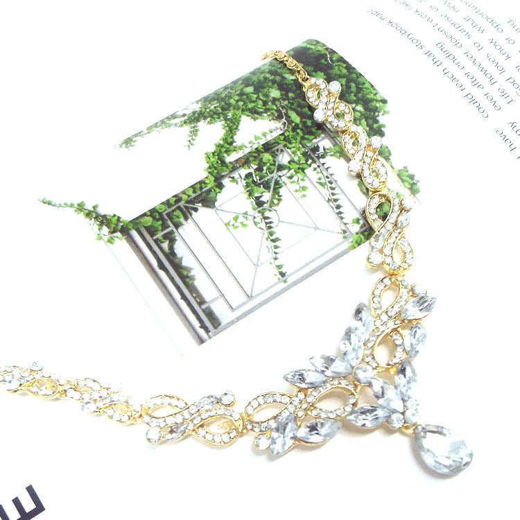 Wild clavicle chain $20.00 Dana Fashion Color: Gold Women's Accessories Style: European and American Material: Alloy Treatment process: electroplating Type: Necklace Style: Women's Modeling: bow