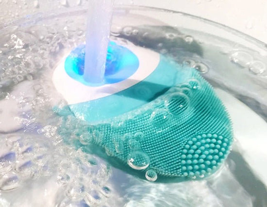 Wireless Charging Silicone Cleansing Instrument $35.00 Dana Fashion Color: Green Beauty Tools Overview The automatic foaming cleansing instrument can automatically produce rich and dense foam, and it can directly remove pores through sound waves to help y