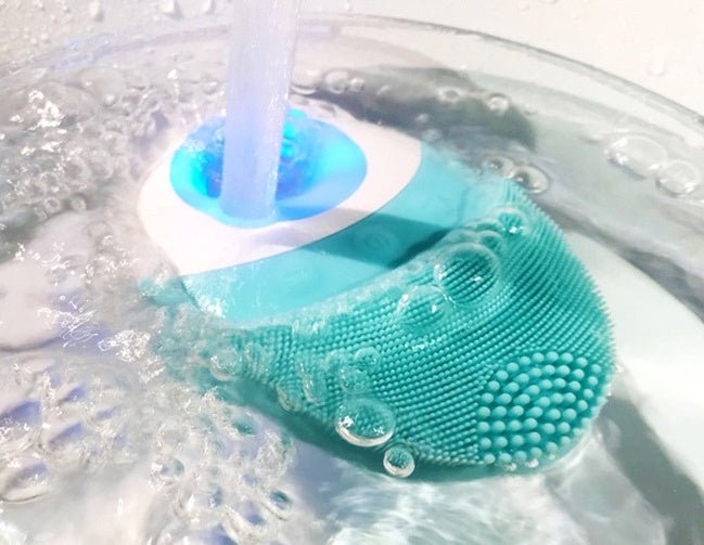 Wireless Charging Silicone Cleansing Instrument $35.00 Dana Fashion Color: Green Beauty Tools Overview The automatic foaming cleansing instrument can automatically produce rich and dense foam, and it can directly remove pores through sound waves to help y
