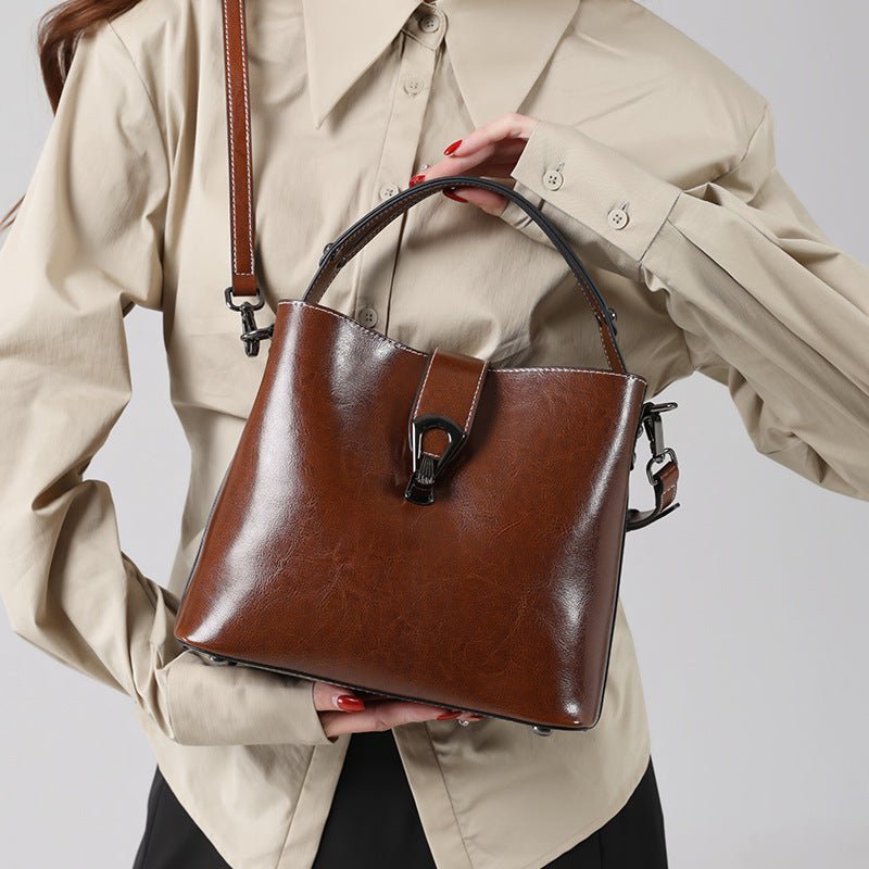 Women's Autumn And Winter Bucket Bag Shoulder Messenger Bag $48.99 Dana Fashion Color: Black Women's Bags Product information: Lining texture: polyester cotton Applicable scenarios: Daily matching Color: milky white, peacock blue, coffee, caramel, Burgund
