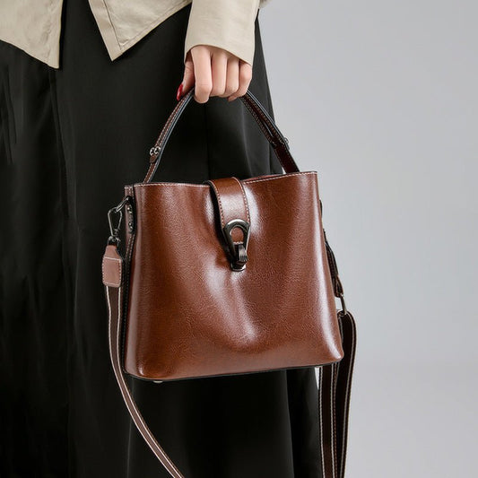 Women's Autumn And Winter Bucket Bag Shoulder Messenger Bag $48.99 Dana Fashion Color: Black Women's Bags Product information: Lining texture: polyester cotton Applicable scenarios: Daily matching Color: milky white, peacock blue, coffee, caramel, Burgund