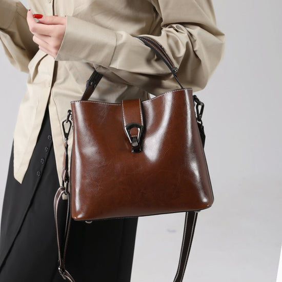 Women's Autumn And Winter Bucket Bag Shoulder Messenger Bag $48.99 Dana Fashion Color: Black Women's Bags Product information: Lining texture: polyester cotton Applicable scenarios: Daily matching Color: milky white, peacock blue, coffee, caramel, Burgund