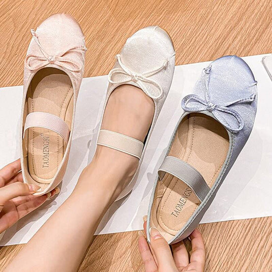 Women's Bow Tie Silk Satin Flat Shoes $39.50 Dana Fashion Color: Blue Size: 33 Women's shoes Overview: Unique design, stylish and beautiful. Good material, comfortable feet. A variety of colors, any choice. Specification: Toe shape: round head Upper mater