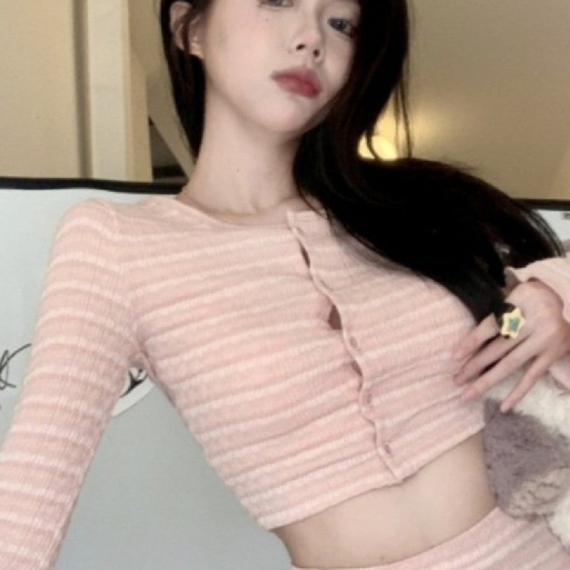 Women's Clothing Coat Skirts French Style Temperament $39.50 Dana Fashion Color: Top size: M Women's clothing Product information: Color: skirt, top Style: Grid Size: S,M Object: Female Material: Polyester Packing list: Skirt * 1/Top*1 Product Image: unit