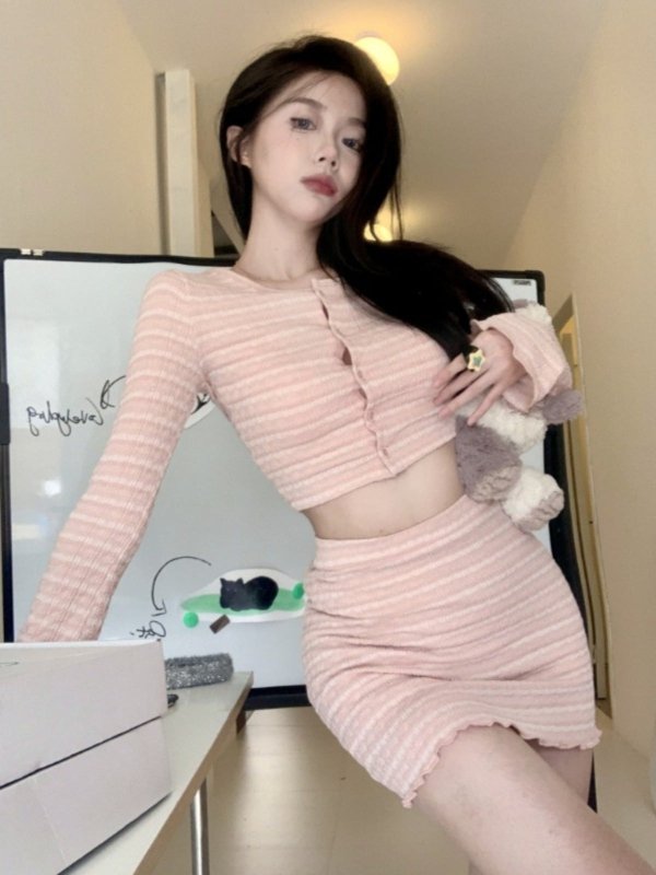 Women's Clothing Coat Skirts French Style Temperament $39.50 Dana Fashion Color: Skirt size: M Women's clothing Product information: Color: skirt, top Style: Grid Size: S,M Object: Female Material: Polyester Packing list: Skirt * 1/Top*1 Product Image: un