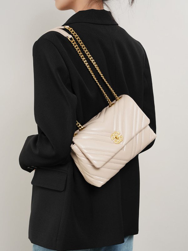 Women's Cowhide Diamond Chain Square Shoulder Messenger Bag $96.99 Dana Fashion Color: Apricot Women's Bags Product information: Lining texture: Polyester Color: Black, apricot Outer bag type: clamshell bag Leather features: first layer cowhide Hardness: