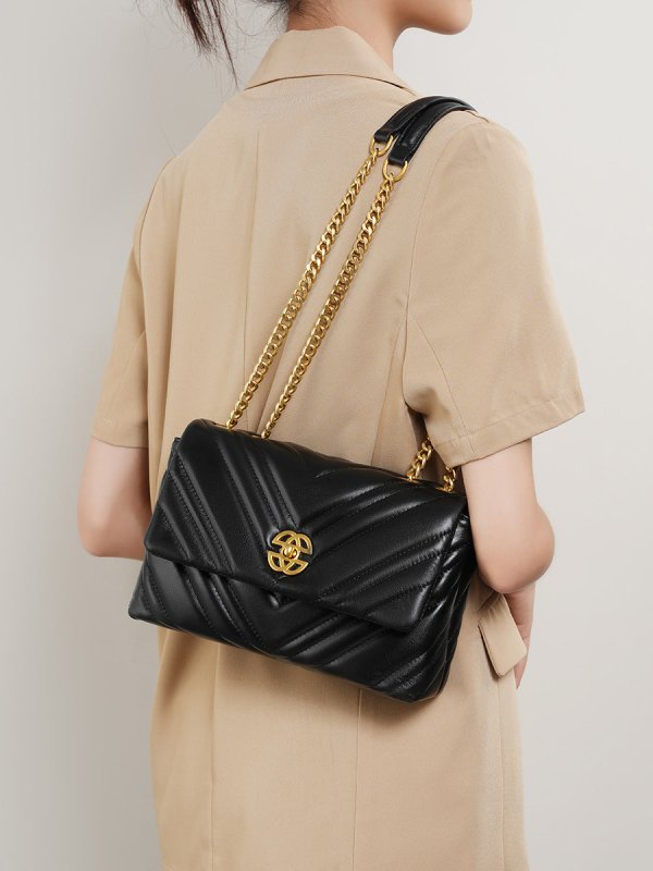 Women's Cowhide Diamond Chain Square Shoulder Messenger Bag $96.99 Dana Fashion Color: Apricot Women's Bags Product information: Lining texture: Polyester Color: Black, apricot Outer bag type: clamshell bag Leather features: first layer cowhide Hardness: