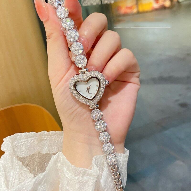 Women's Fashion Casual Diamond Fishbone Watch $99.50 Dana Fashion Color: Silver Women's Accessories Product information: Movement type: Quartz Movement brand: Pearl Thickness: 6mm Dial diameter: 30mm Crown type: Spiral crown Case back type: Ordinary Mirro