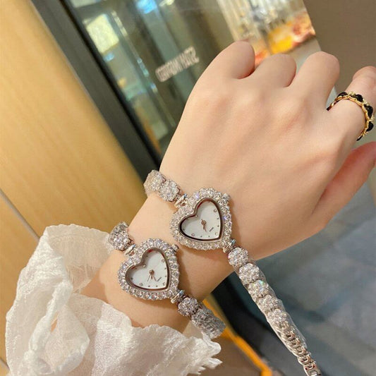 Women's Fashion Casual Diamond Fishbone Watch $99.50 Dana Fashion Color: Silver Women's Accessories Product information: Movement type: Quartz Movement brand: Pearl Thickness: 6mm Dial diameter: 30mm Crown type: Spiral crown Case back type: Ordinary Mirro