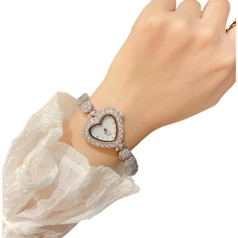 Women's Fashion Casual Diamond Fishbone Watch $99.50 Dana Fashion Color: Silver Women's Accessories Product information: Movement type: Quartz Movement brand: Pearl Thickness: 6mm Dial diameter: 30mm Crown type: Spiral crown Case back type: Ordinary Mirro